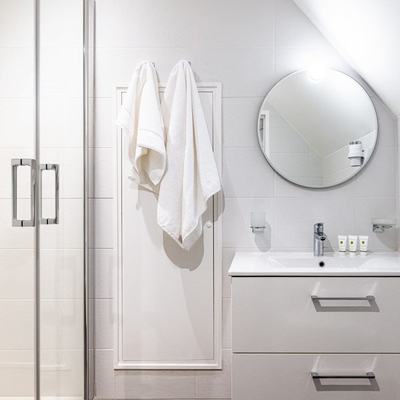 Salle de bain équipée d'un sèche cheveux. Douche