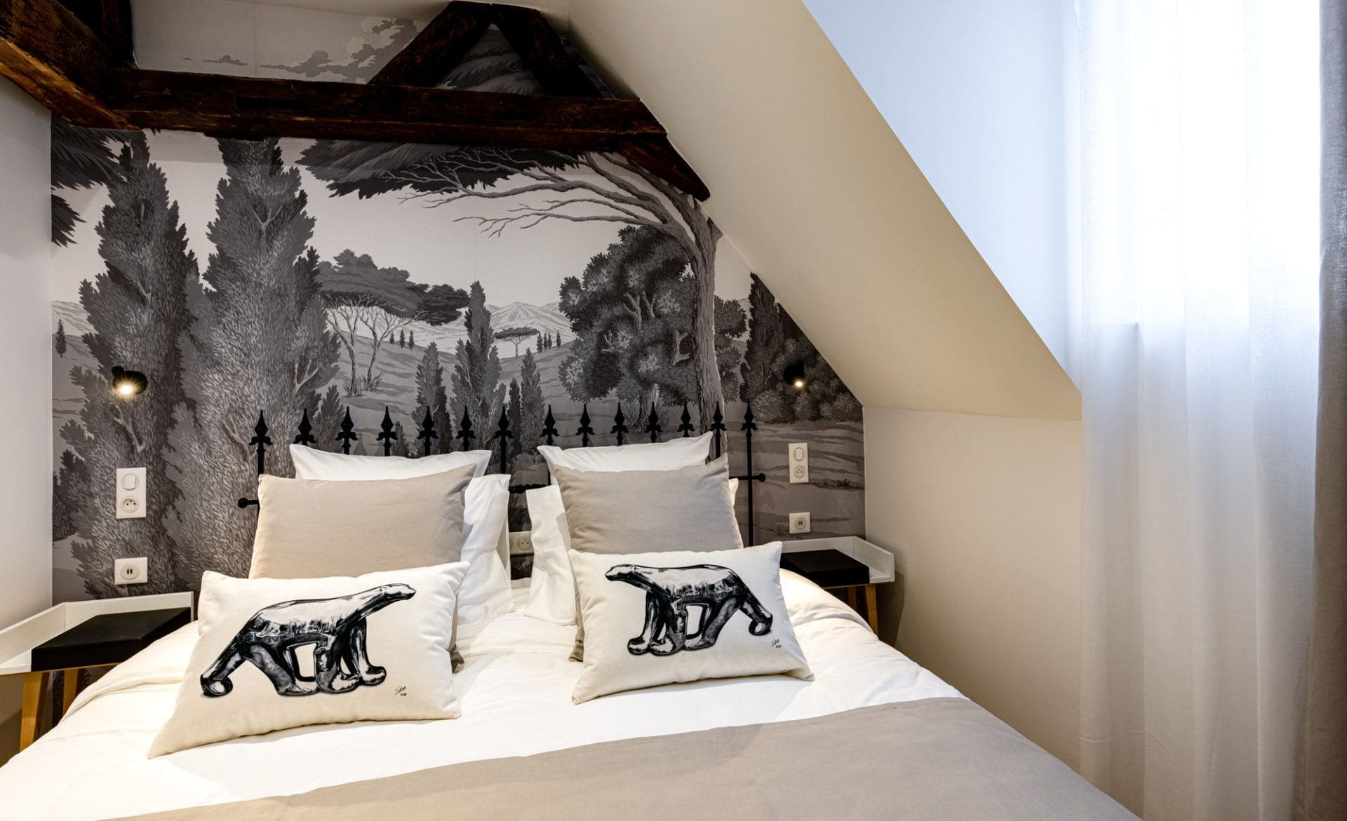 Appartement sur tons noirs et blancs avec l'ours Pompon en symbole de décoration