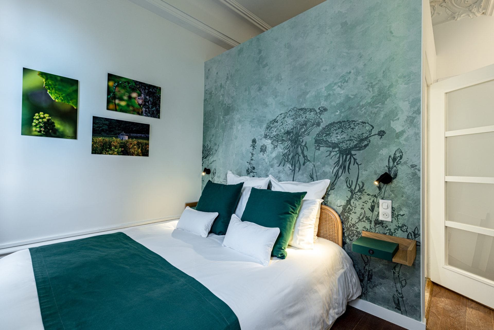 Charmante chambre avec lit deux places, cadre photos, tons verts